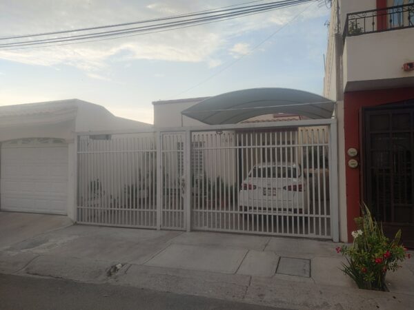 CASA EN VENTA FRACCIONAMIENTO LOS ARCOS ZONA BARRANCOS EN CULIACAN - Image 2