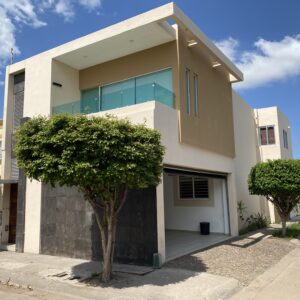 CASA EN RENTA AMUEBLADA PORTALEGRE CULIACAN ESQUINA