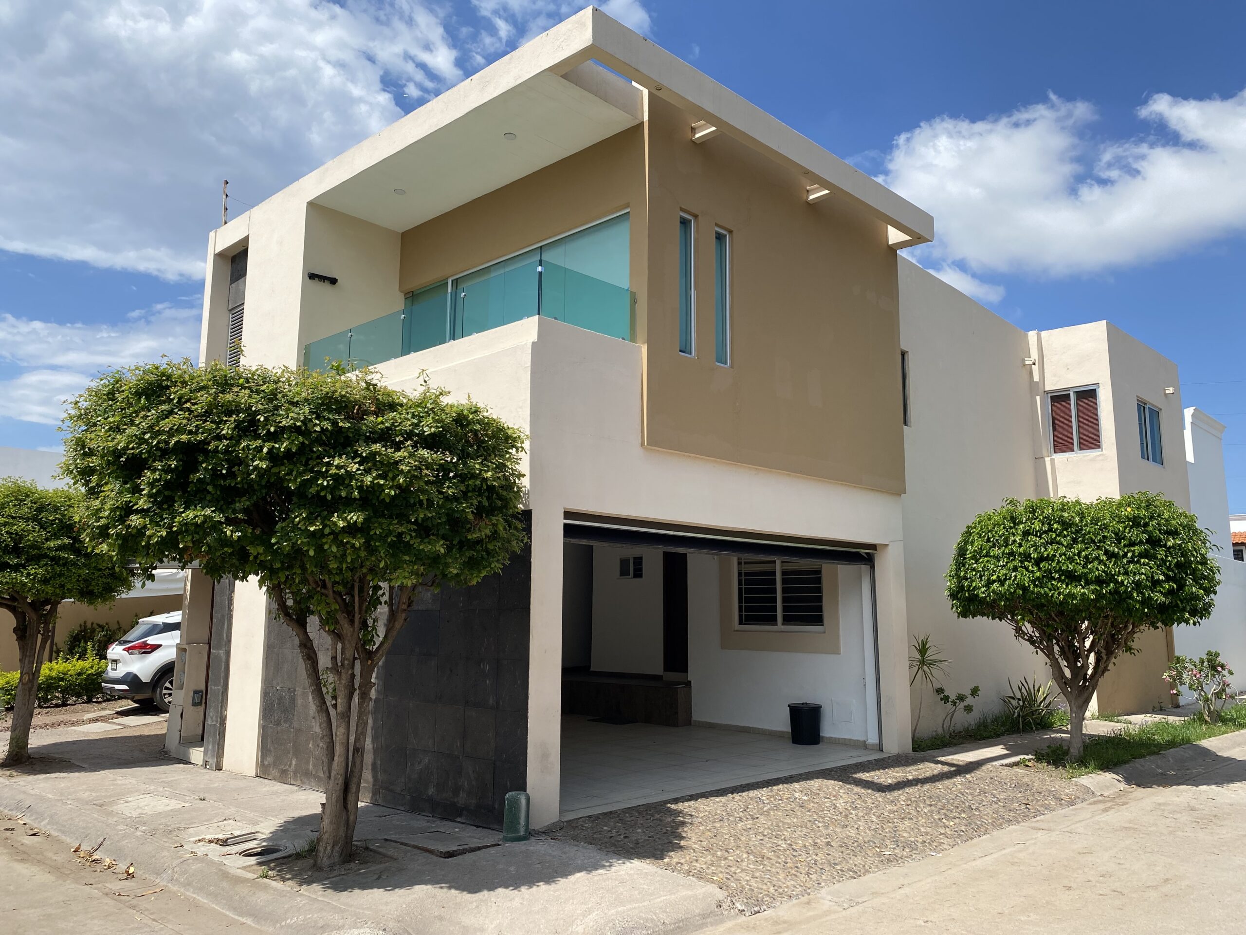 CASA AMUEBLADA EN ESQUINA EN PORTALEGRE MUY AMPLIA